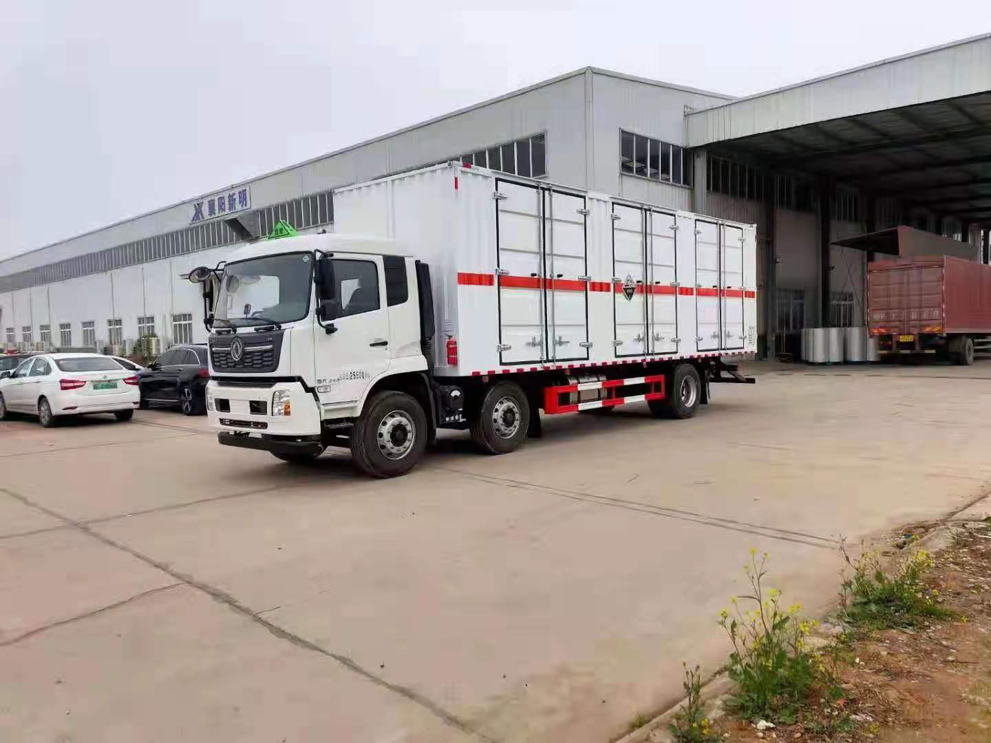 東風天錦小三軸國六新規(guī)危險品車