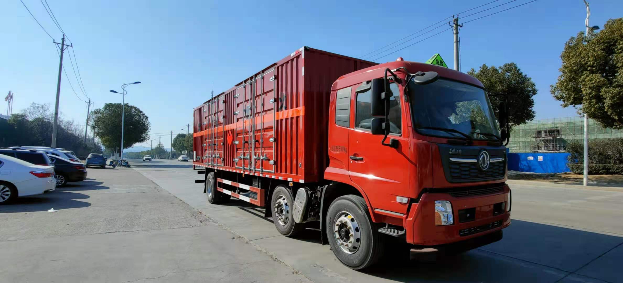 東風天錦三軸腐蝕品廂式運輸車