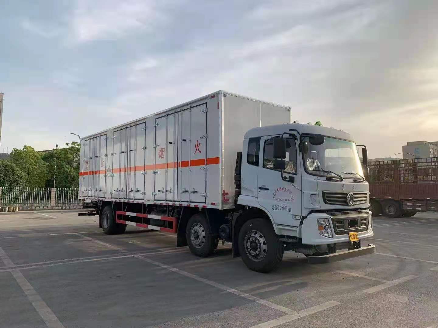 東風天錦已上戶雜項危險品車銷售