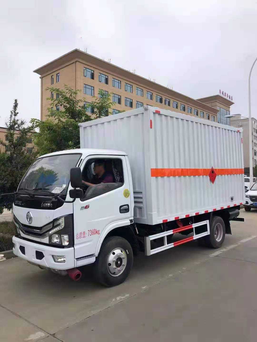 東風(fēng)多利卡D6黃牌瓦楞板危險(xiǎn)品車
