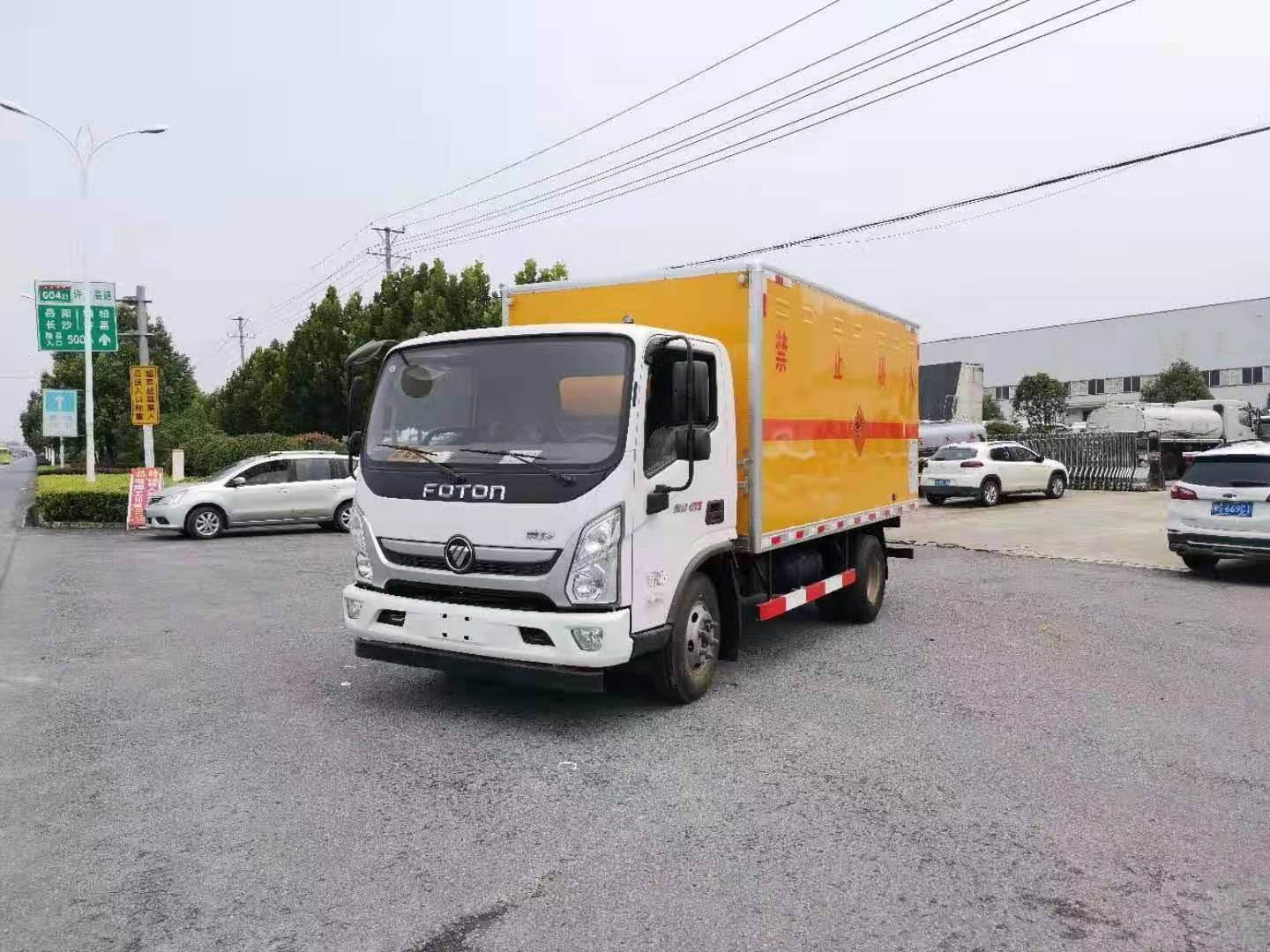 新規(guī)國六福田藍(lán)牌爆破運(yùn)輸車