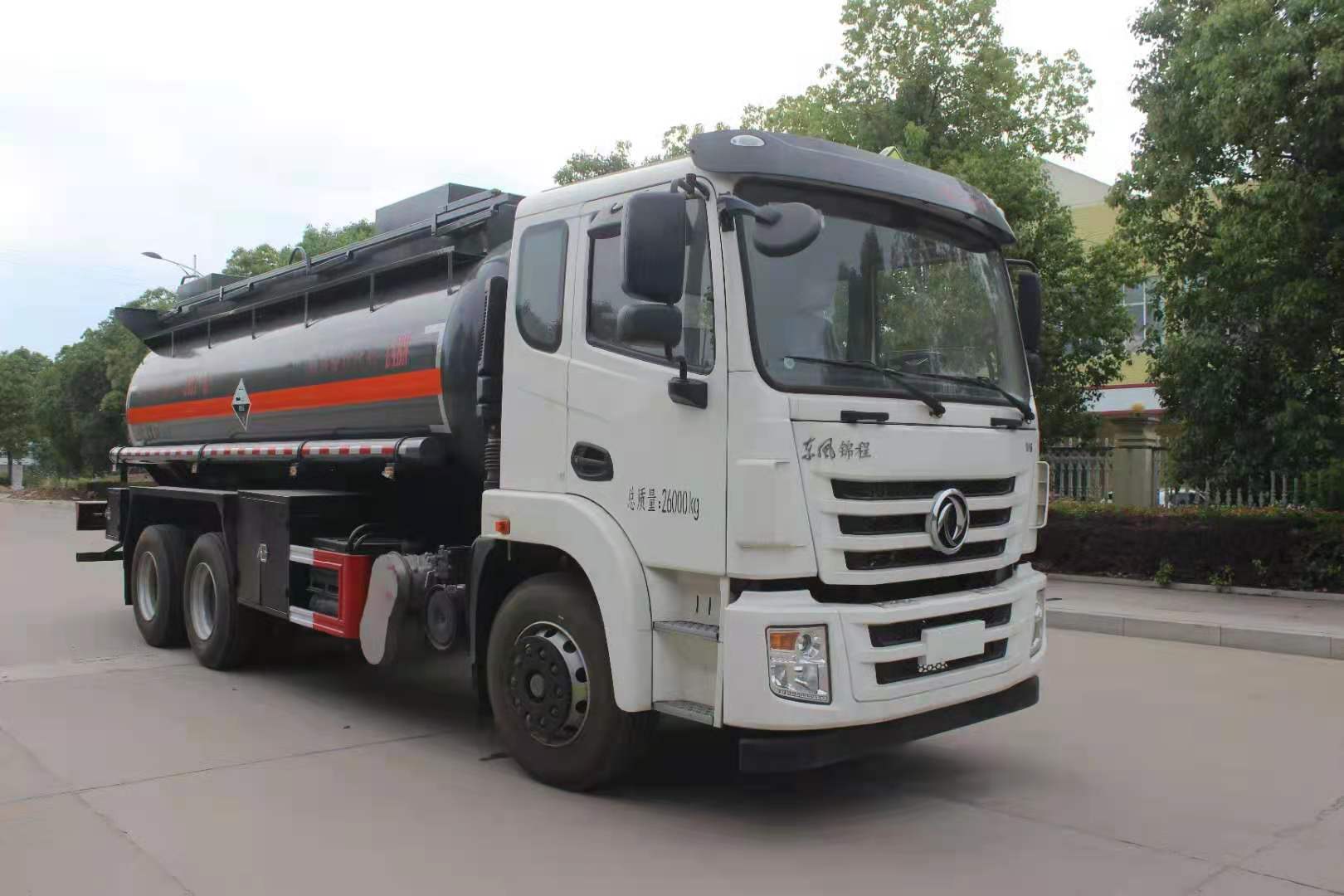 東風(fēng)錦程后八輪腐蝕品罐式運(yùn)輸車