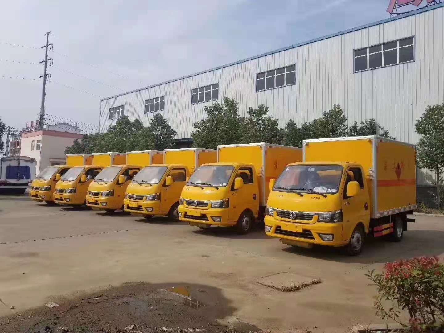 5臺東風途逸黃色危險品車發(fā)車