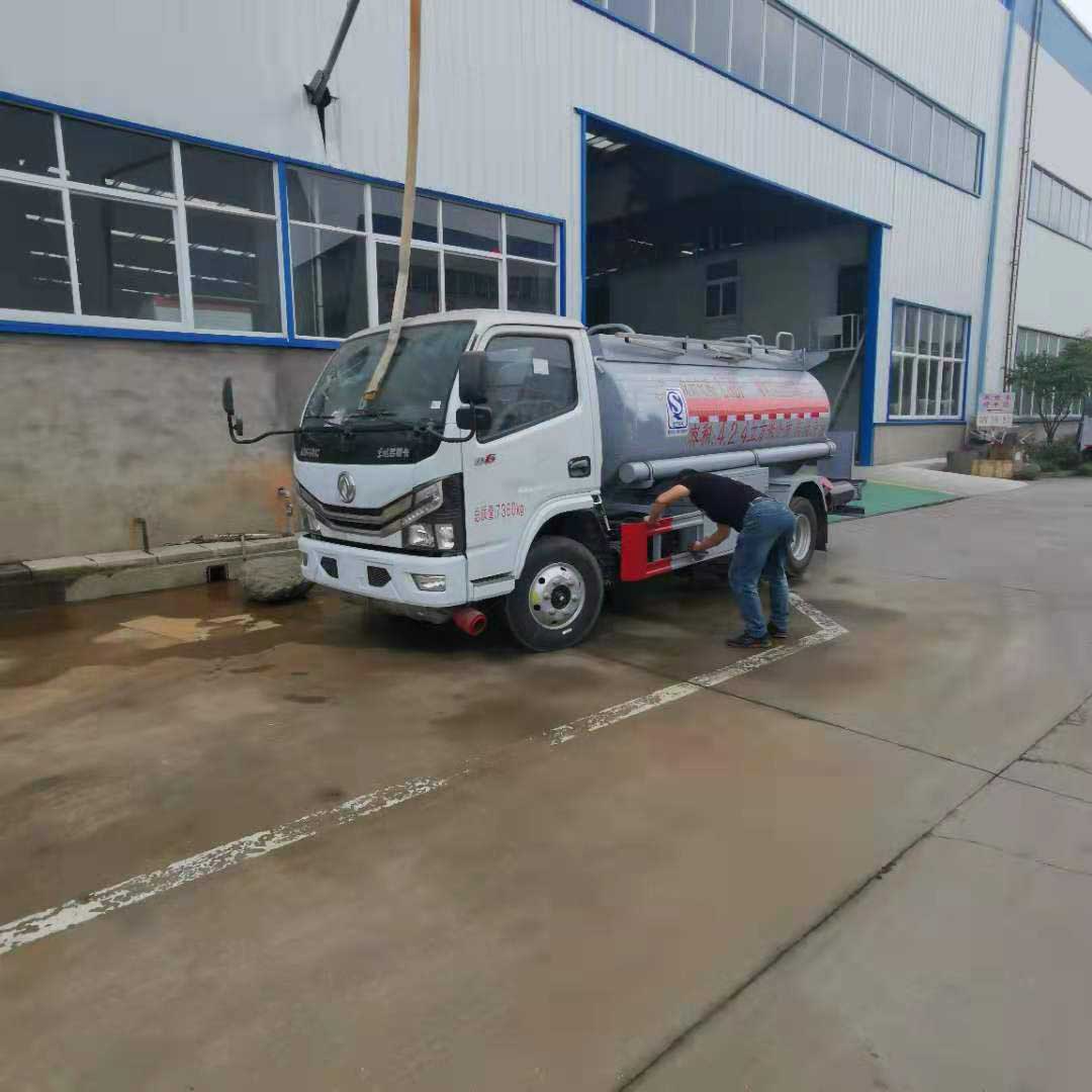 新款車型推薦——東風(fēng)多利卡藍牌油罐車