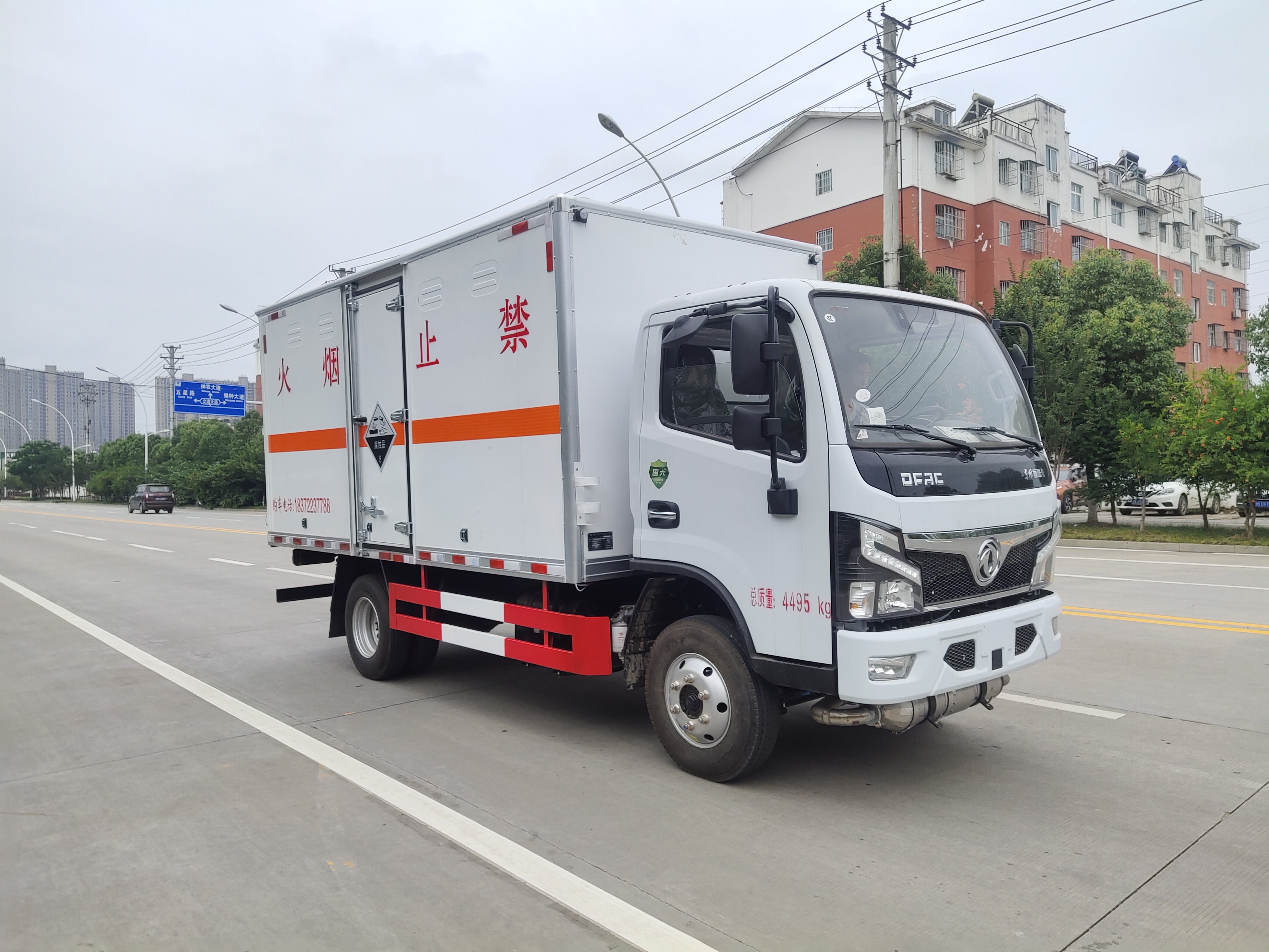 藍(lán)牌八類危險品車，還看東風(fēng)福瑞卡腐蝕品運輸車