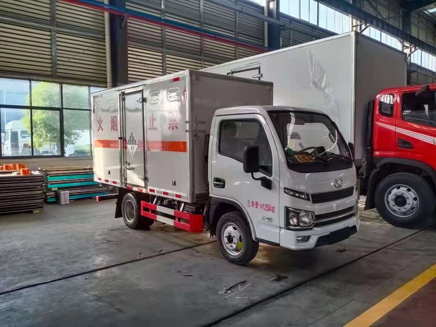 躍進(jìn)S80國六腐蝕品廂式運輸車