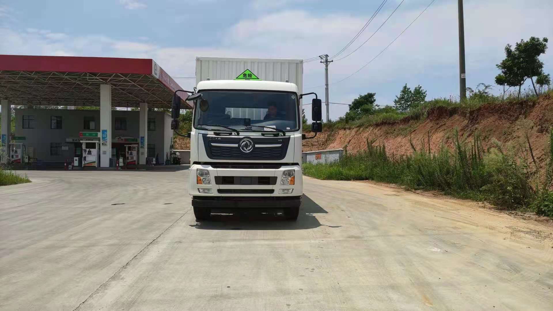 東風天錦三軸帶三開側門瓦楞板危險品車