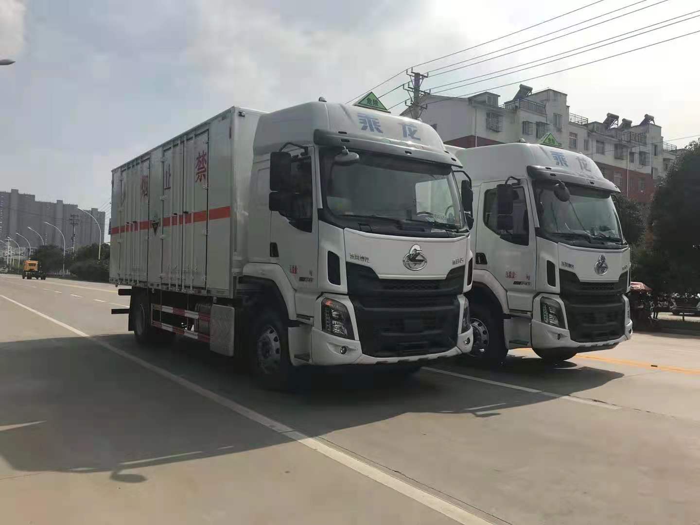 四川李總訂購的兩臺柳汽腐蝕性物品廂式車發車
