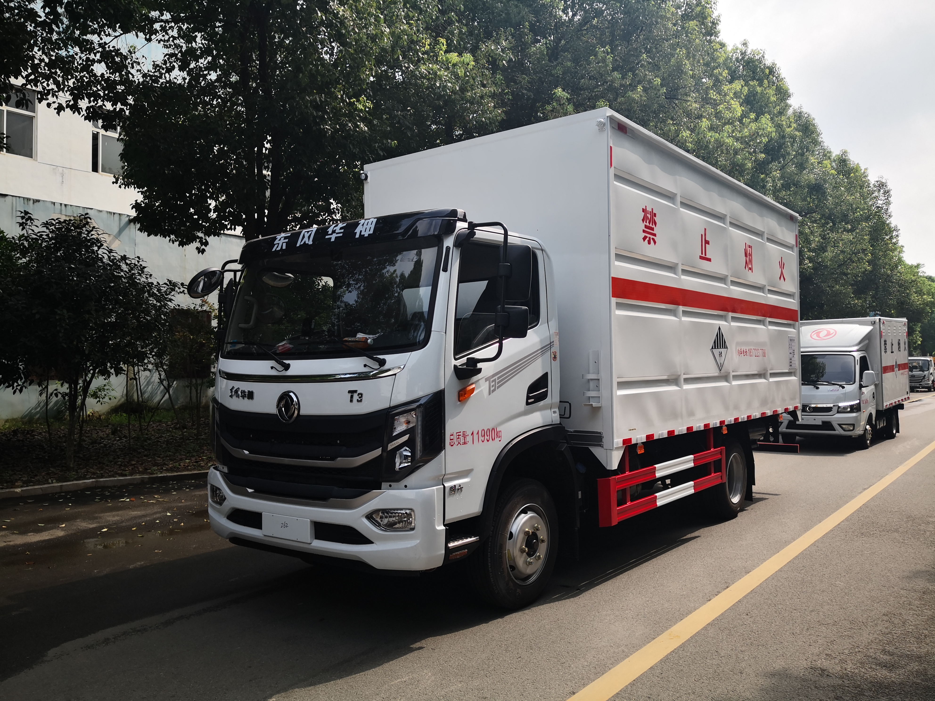 山東辛總在我司訂購兩臺東風國六危險品車