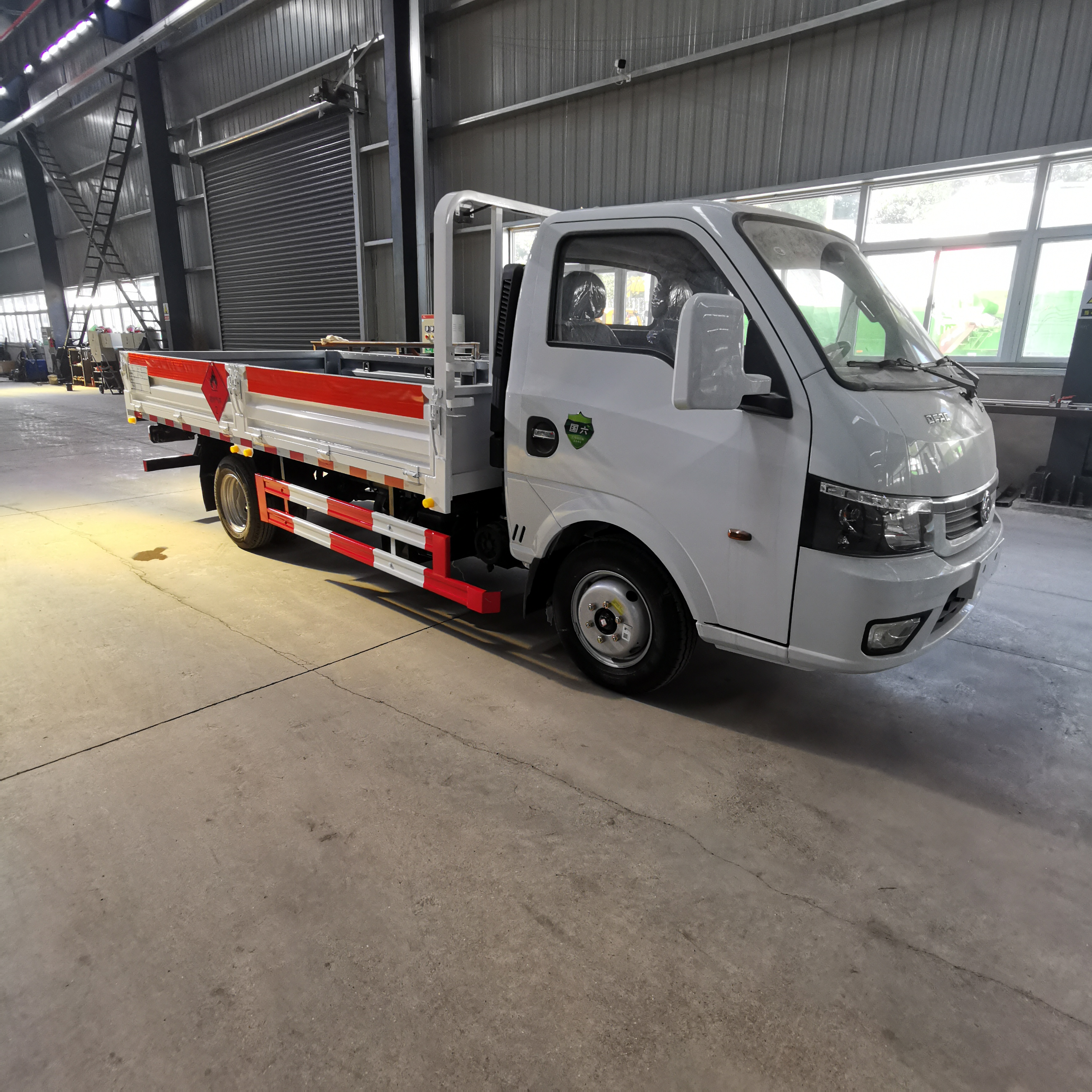 東風途逸柴油3.85米低欄板氣瓶車