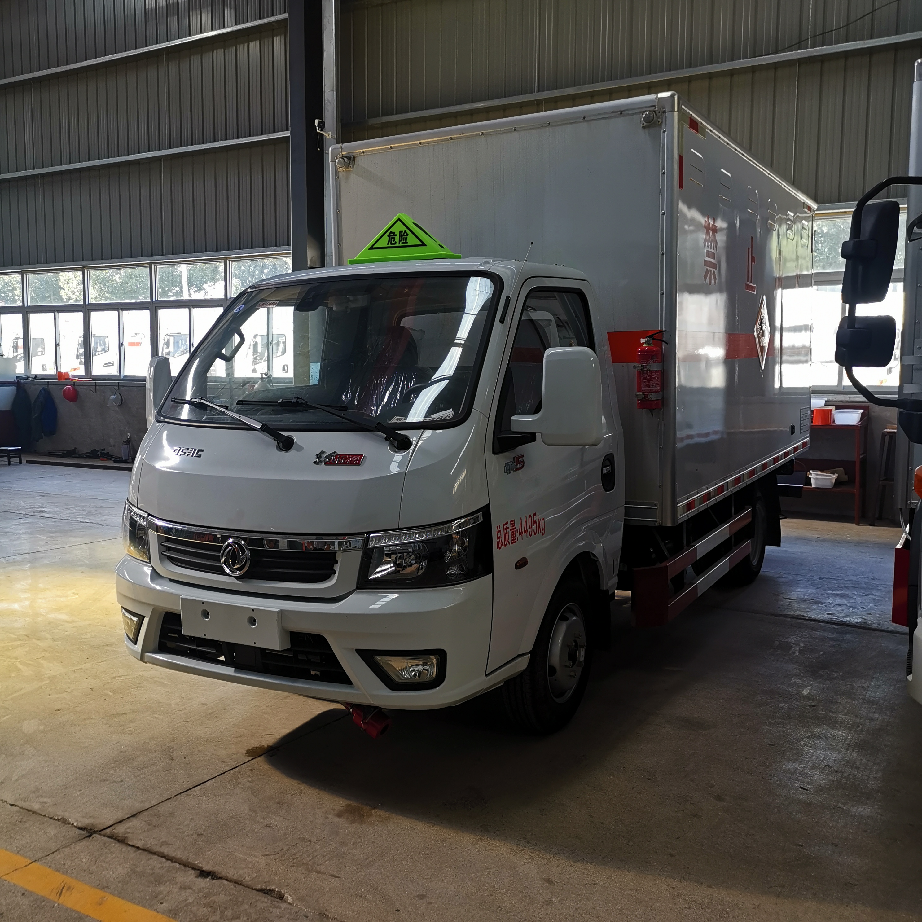 東風途逸3.79米九類危險品車