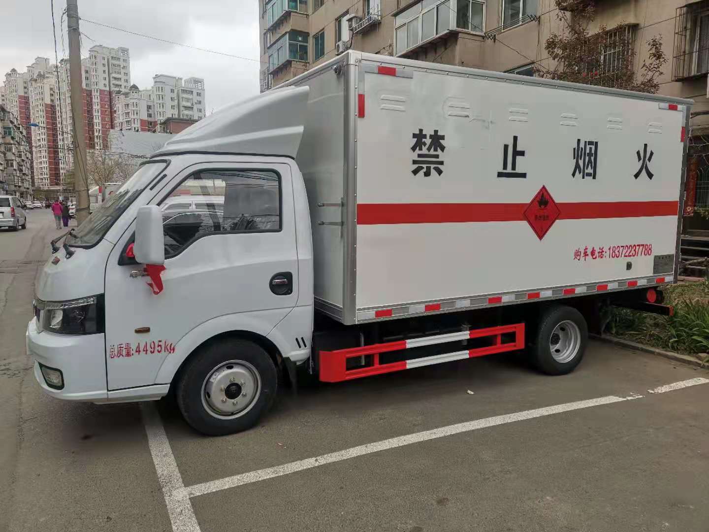 3米9貨箱帶雙開側門危險品車