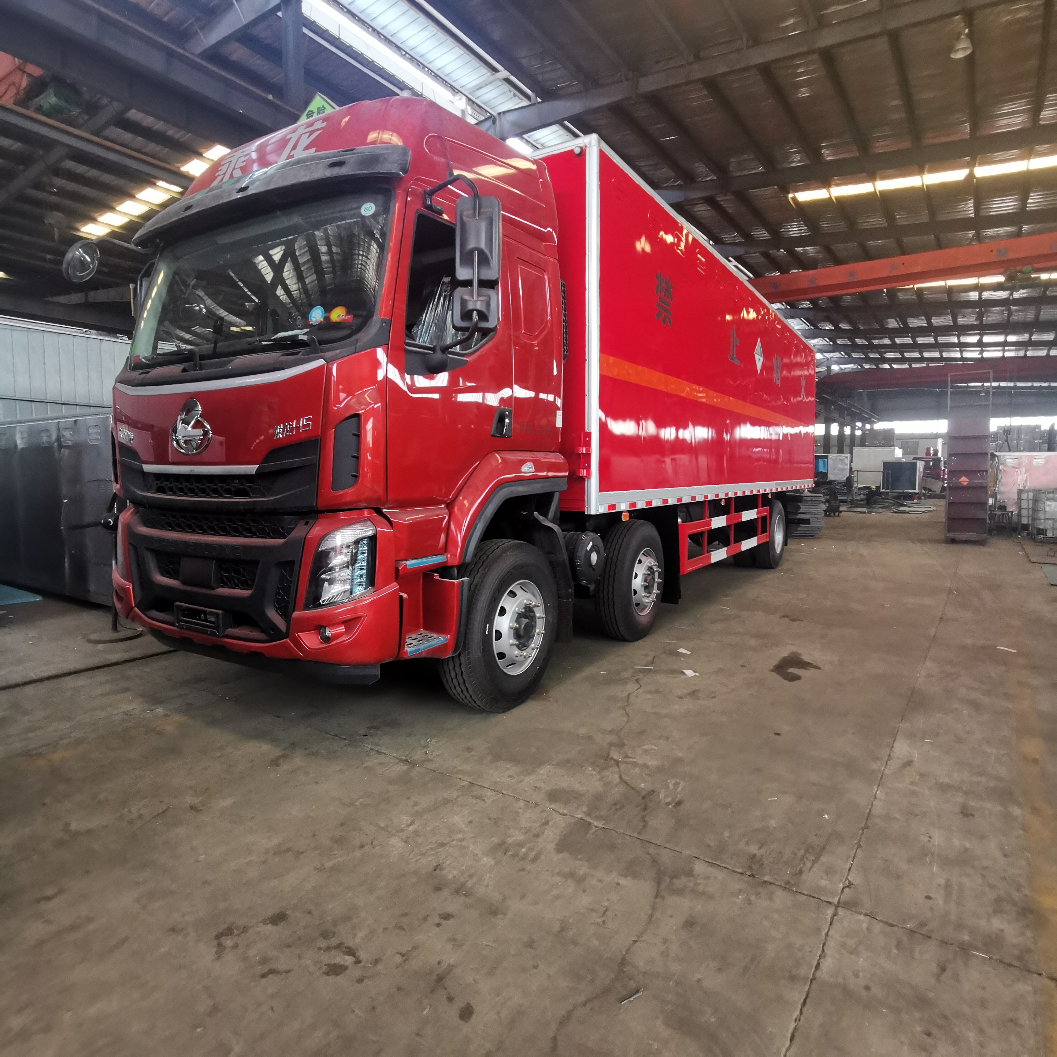 柳汽三軸國六帶雙側門危險品車
