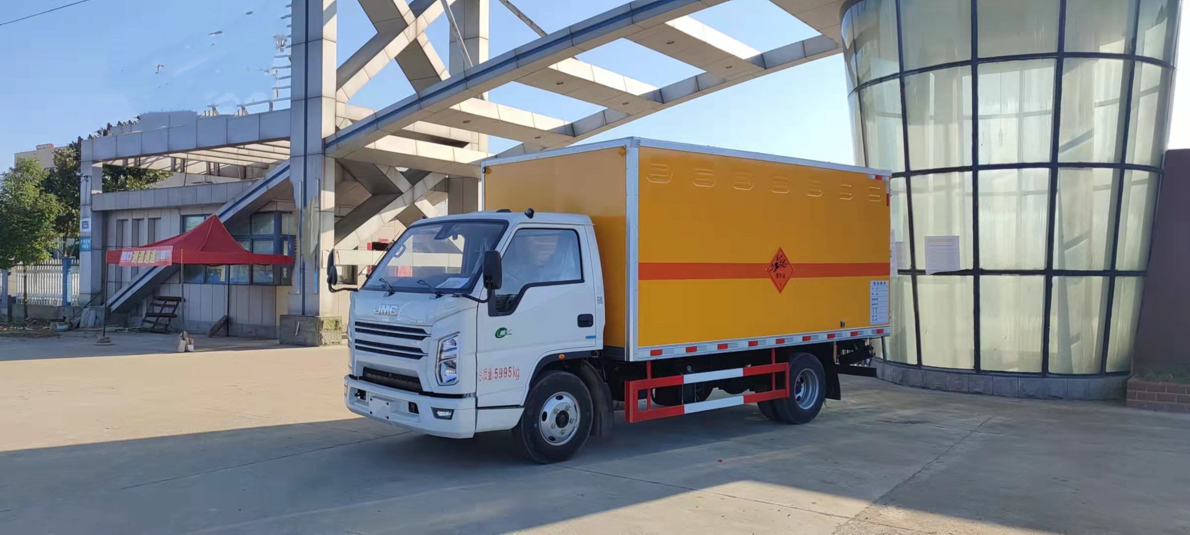 江鈴帶前開側(cè)門藍(lán)牌國(guó)六民爆車