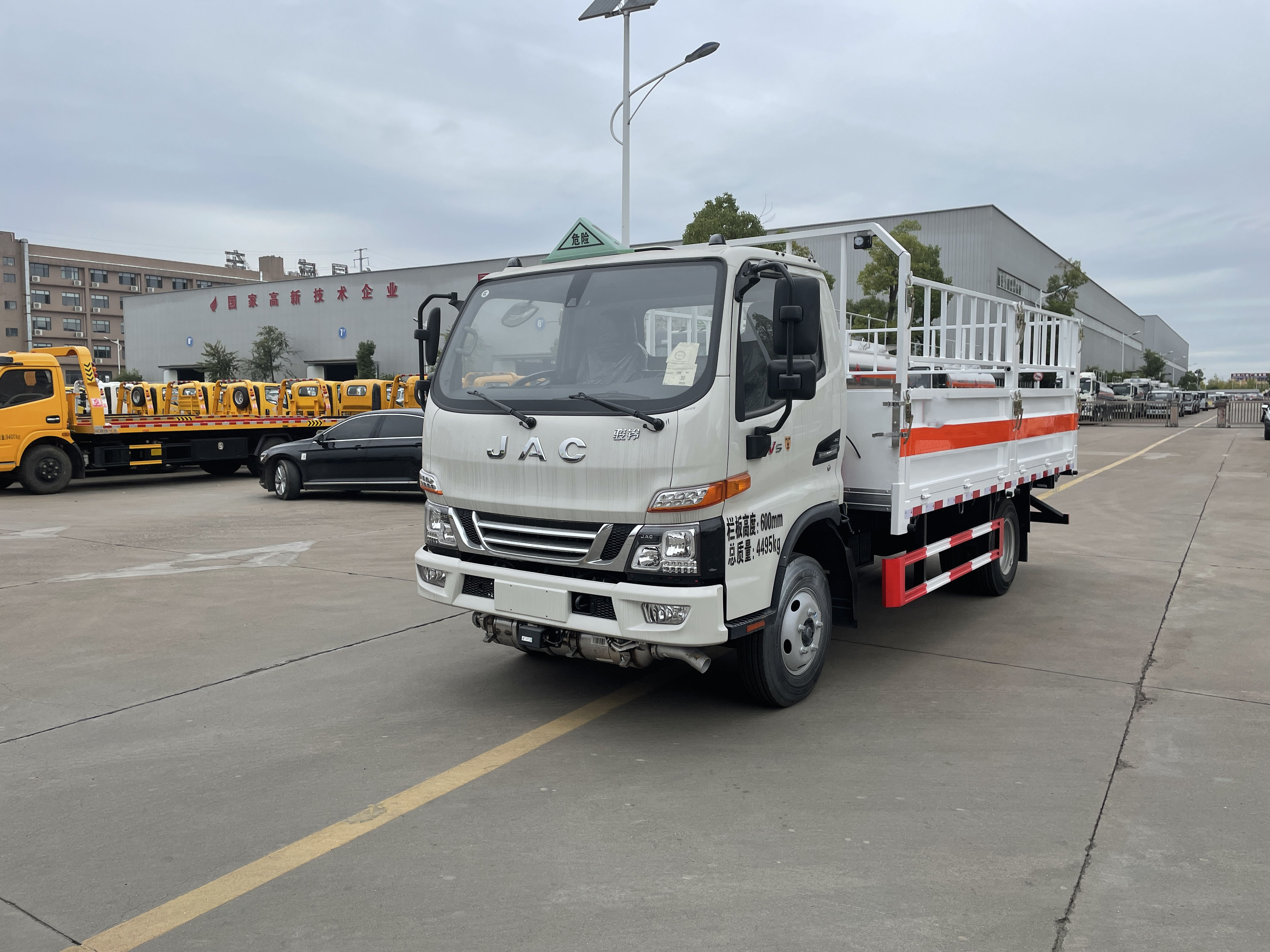 江淮駿鈴V5藍(lán)牌4米2國六氣瓶車