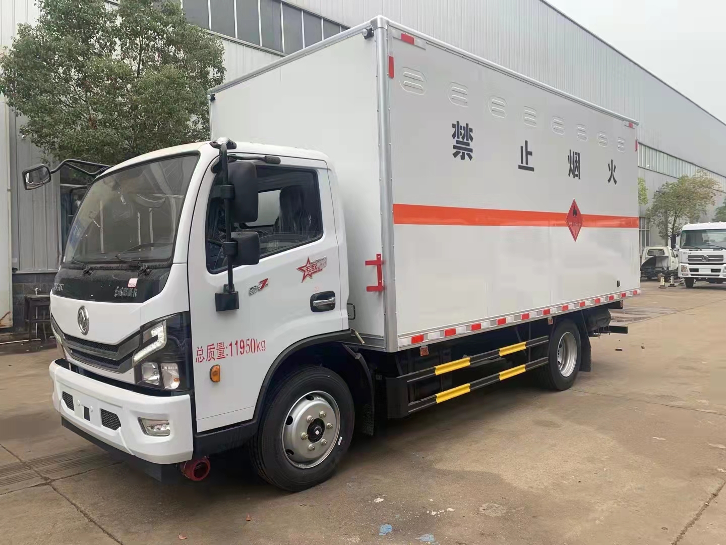 東風(fēng)大多利卡D7國六易燃?xì)怏w廂式運(yùn)輸車