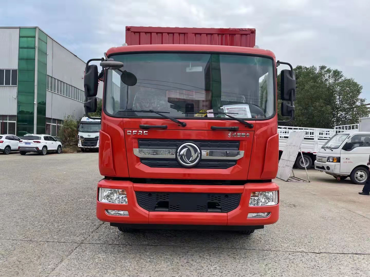 東風(fēng)D9國六整車紅瓦楞板危險(xiǎn)品車