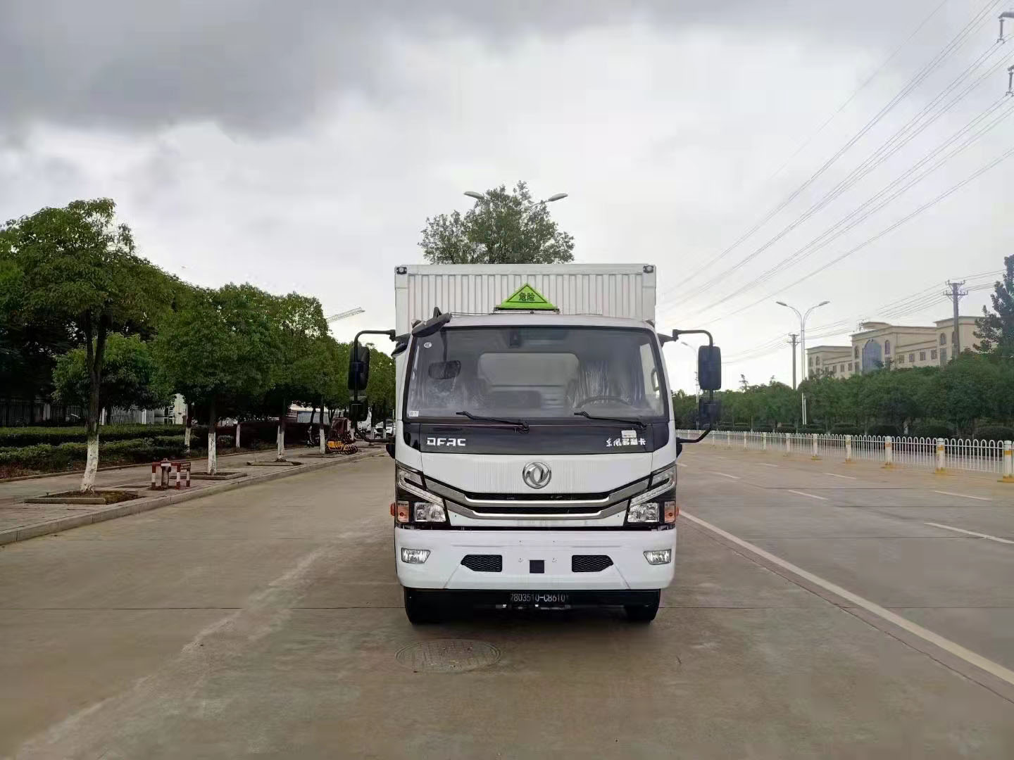 東風(fēng)多利卡國六4米2瓦楞板危險(xiǎn)品車（額載5噸）