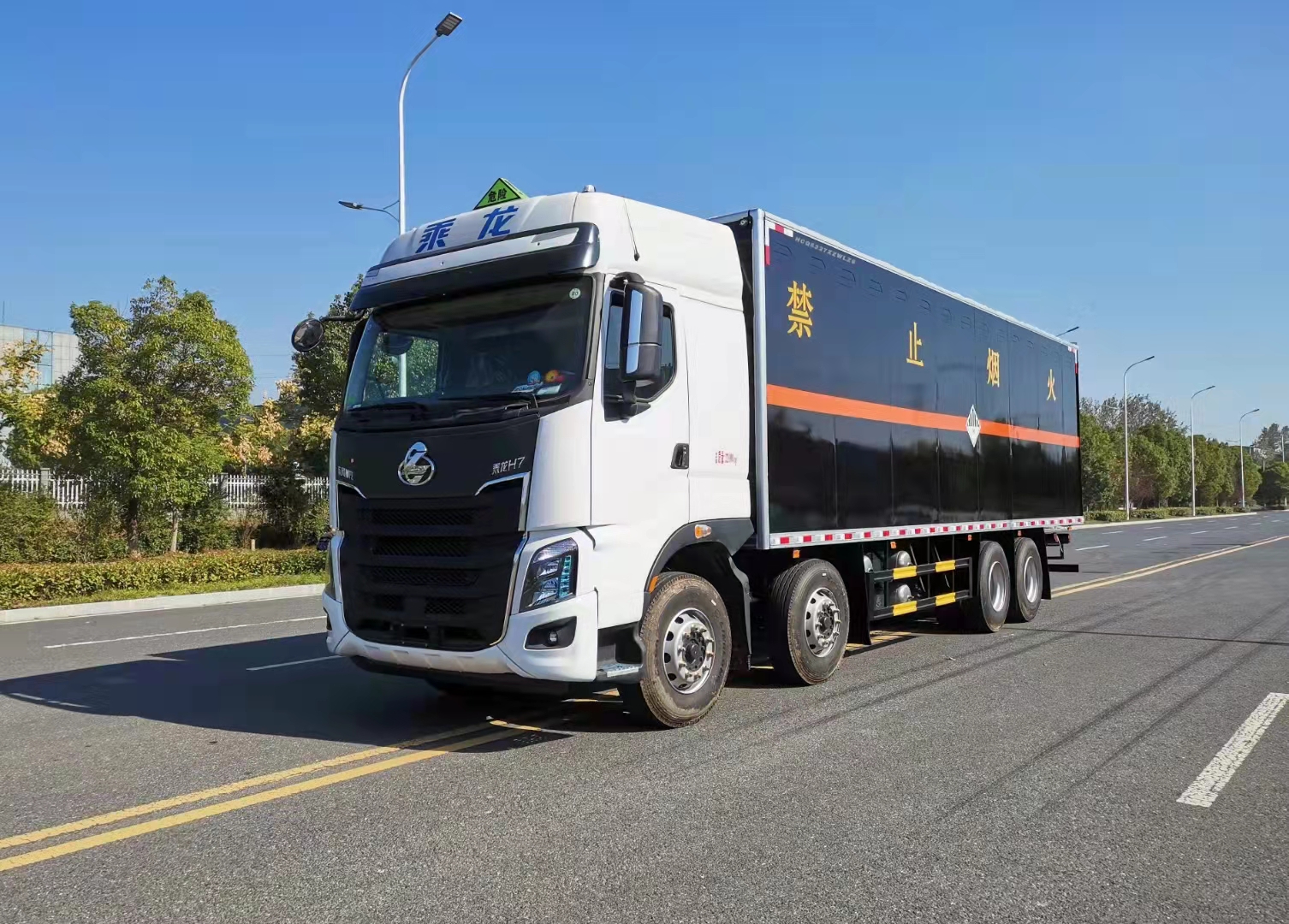 柳汽乘龍前四后八國六危險品車（白色車頭黑色箱體）