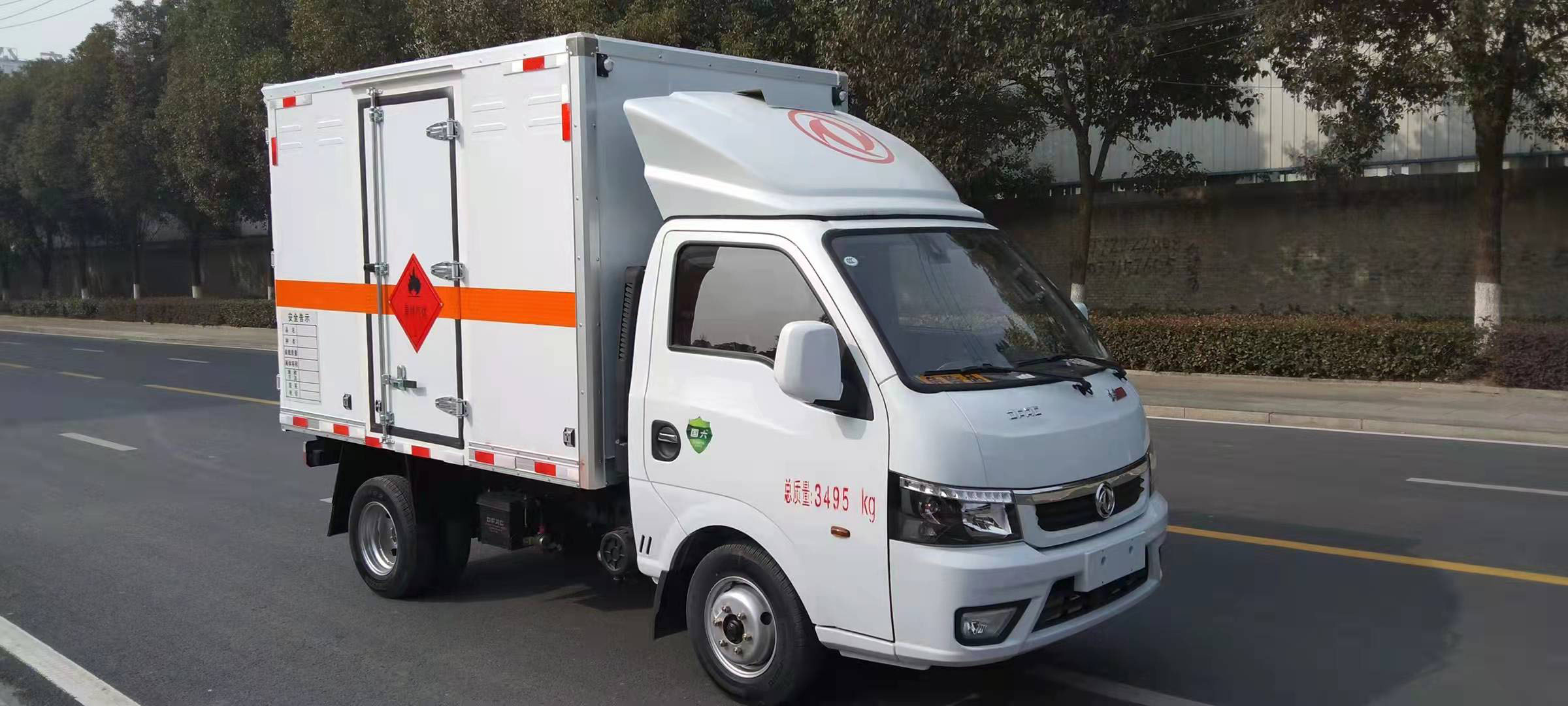 城區(qū)運輸更方便，東風途逸汽油2米6危險品車滿足您