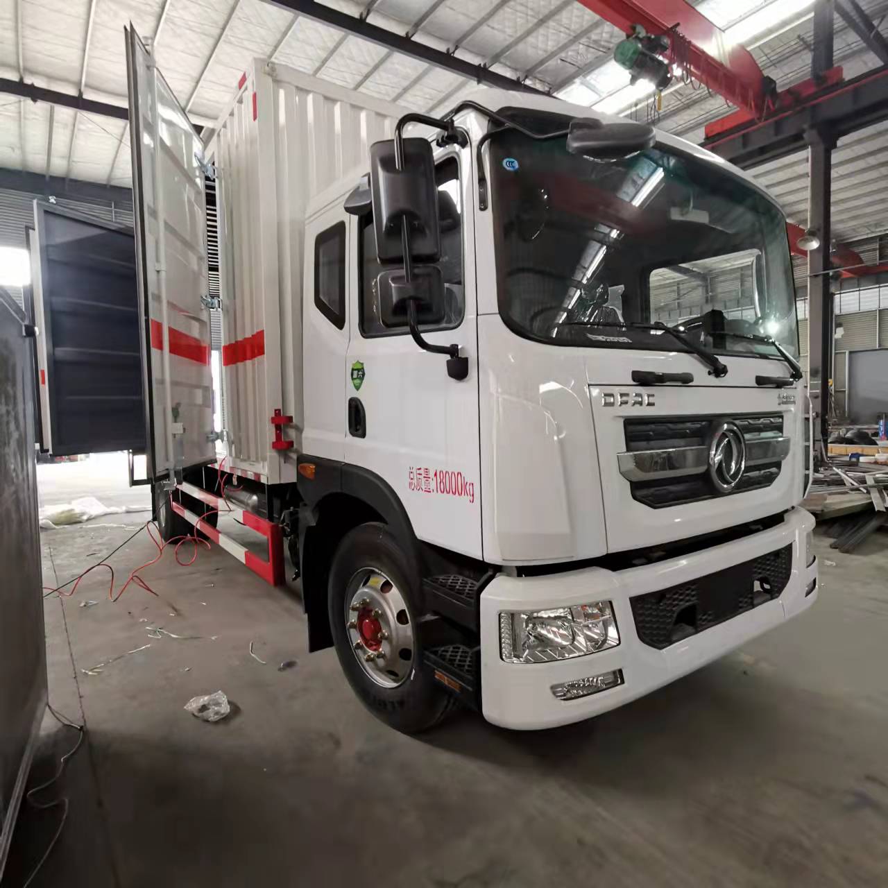 東風D9國六帶雙開側門瓦楞板危險品車