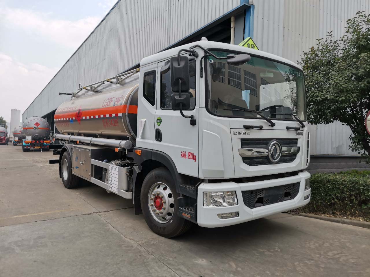 東風(fēng)D9國六鋁合金罐式運(yùn)輸車