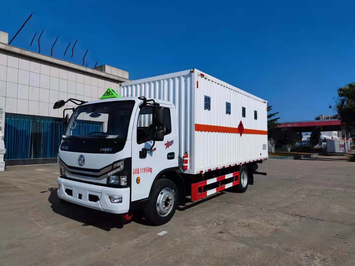 東風(fēng)大多利卡國(guó)六帶透氣孔箱體危險(xiǎn)品車
