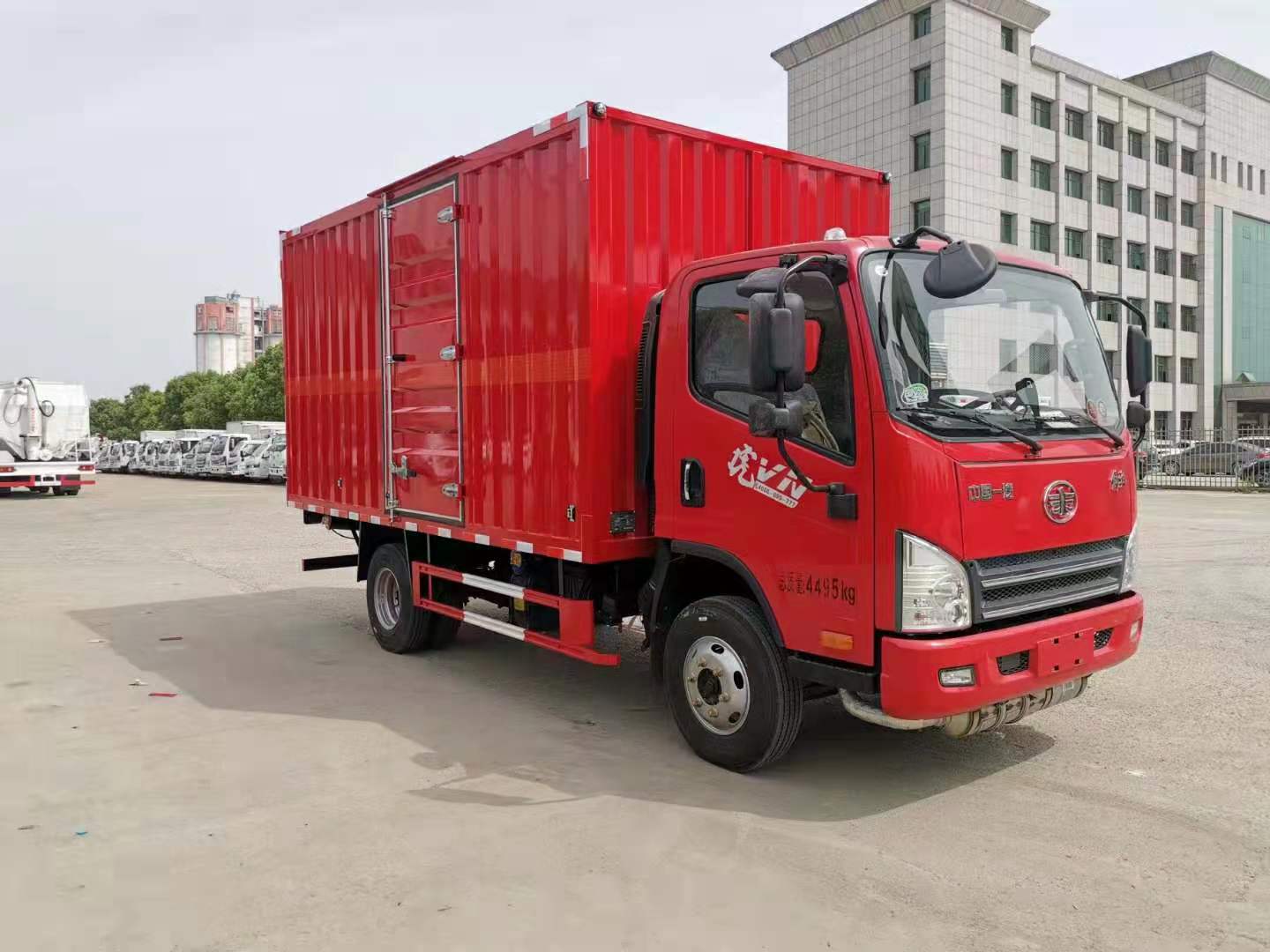 危險(xiǎn)品車整改，來(lái)買解放藍(lán)牌雜項(xiàng)危貨車就對(duì)了