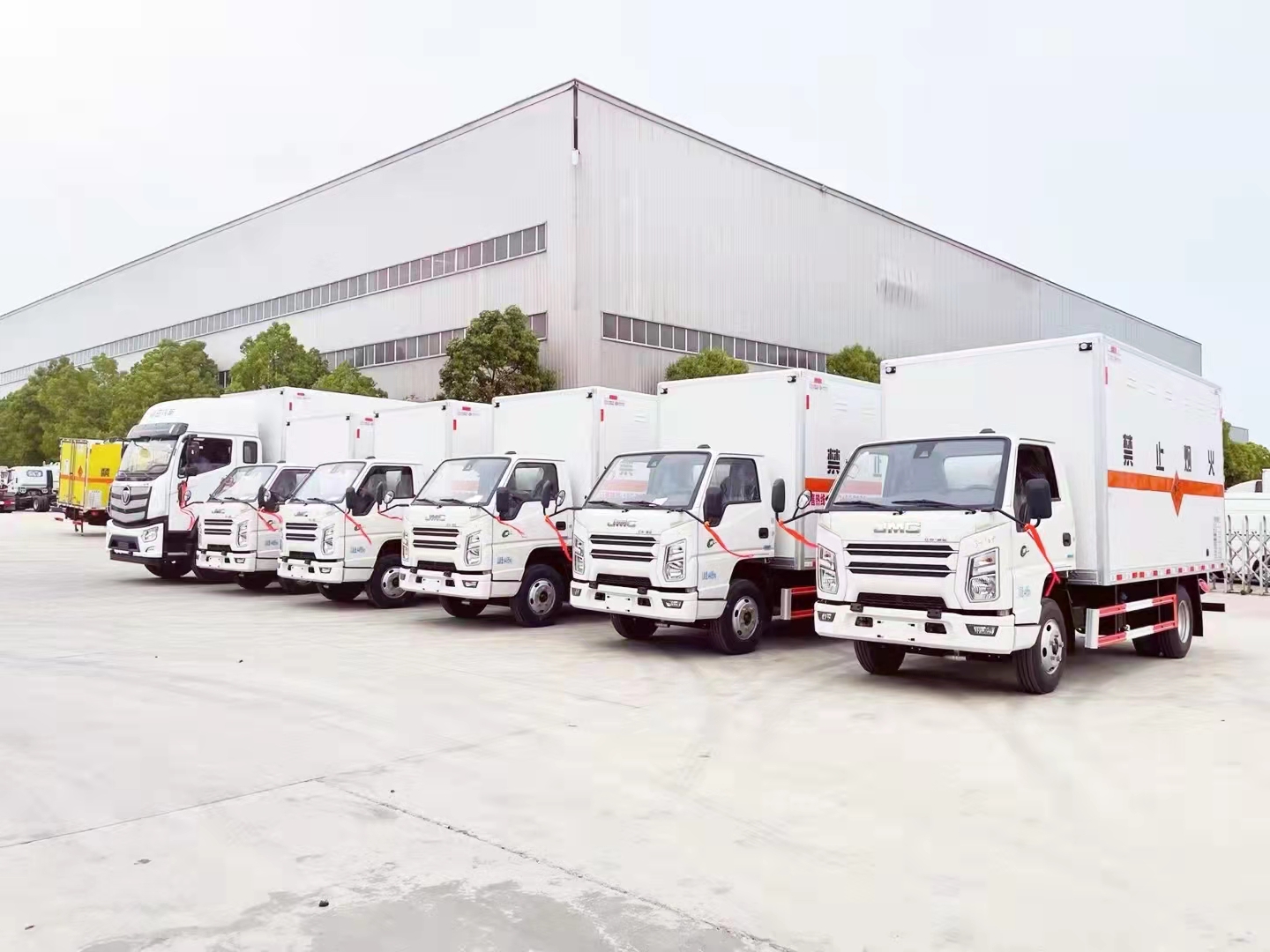 甘肅李總批量訂購(gòu)6臺(tái)國(guó)六危險(xiǎn)品車