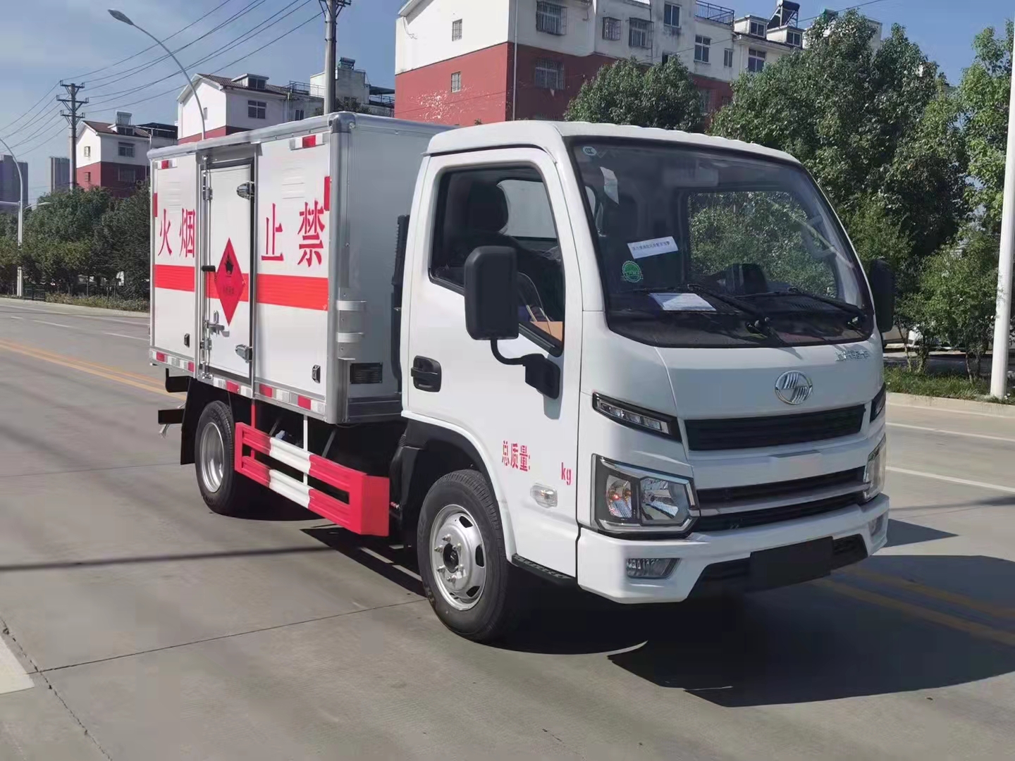 躍進(jìn)柴油版2.7米危險(xiǎn)品廂式車可進(jìn)地下室