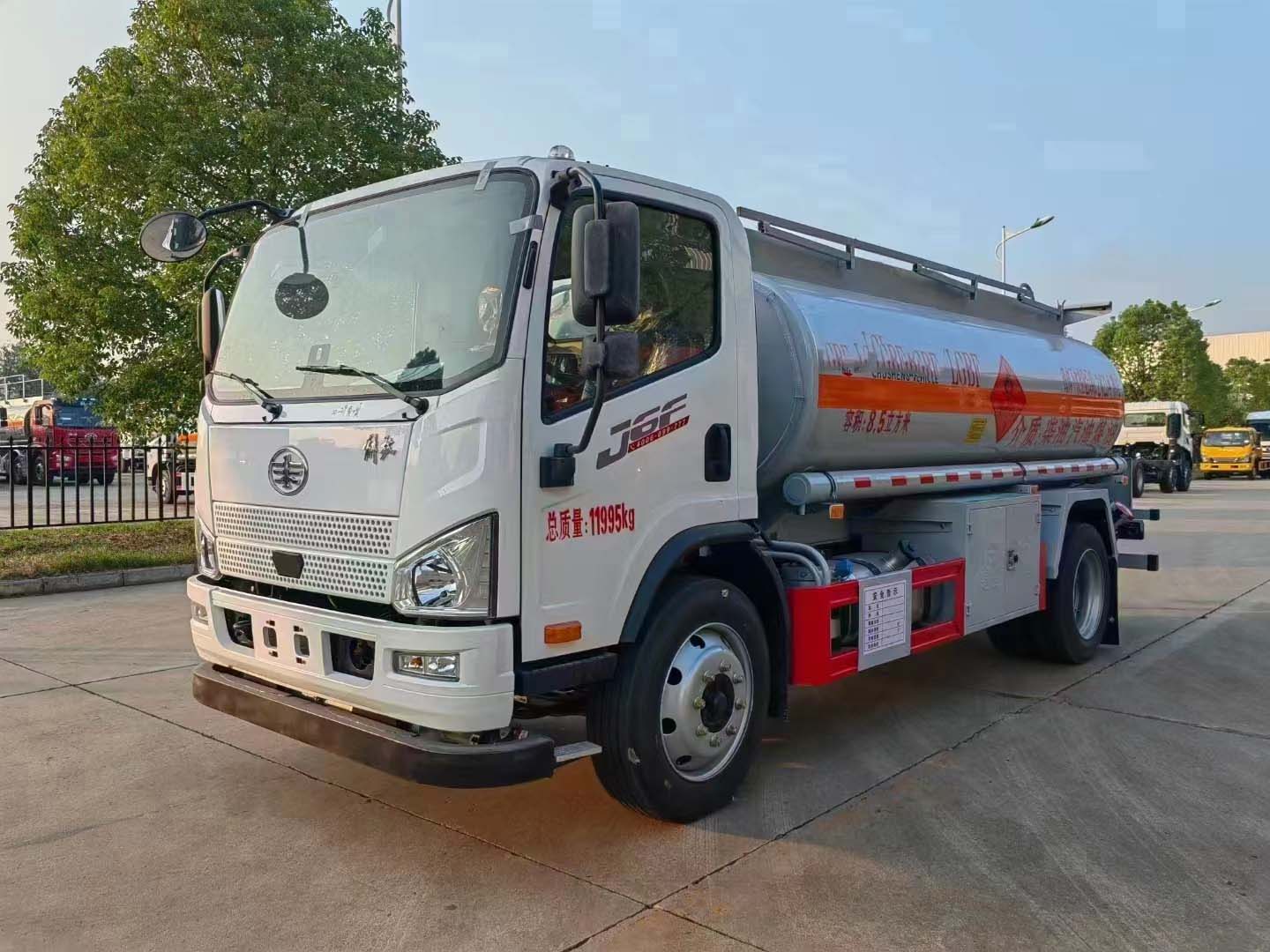解放輕卡J6F大柴180馬力國(guó)六加油車