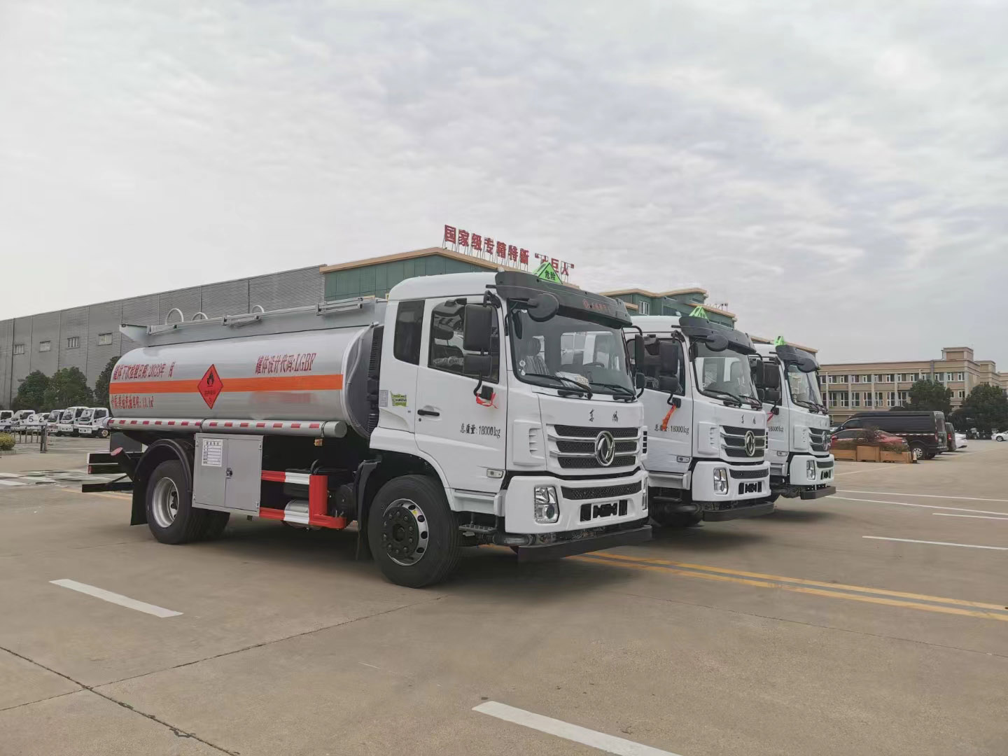 東風(fēng)專底10噸國(guó)六加油車(chē)批量發(fā)車(chē)
