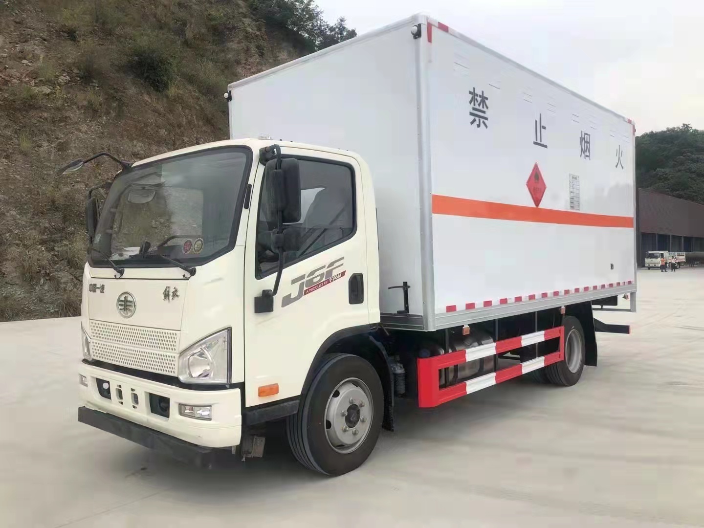 解放J6F國(guó)六易燃?xì)怏w廂式運(yùn)輸車