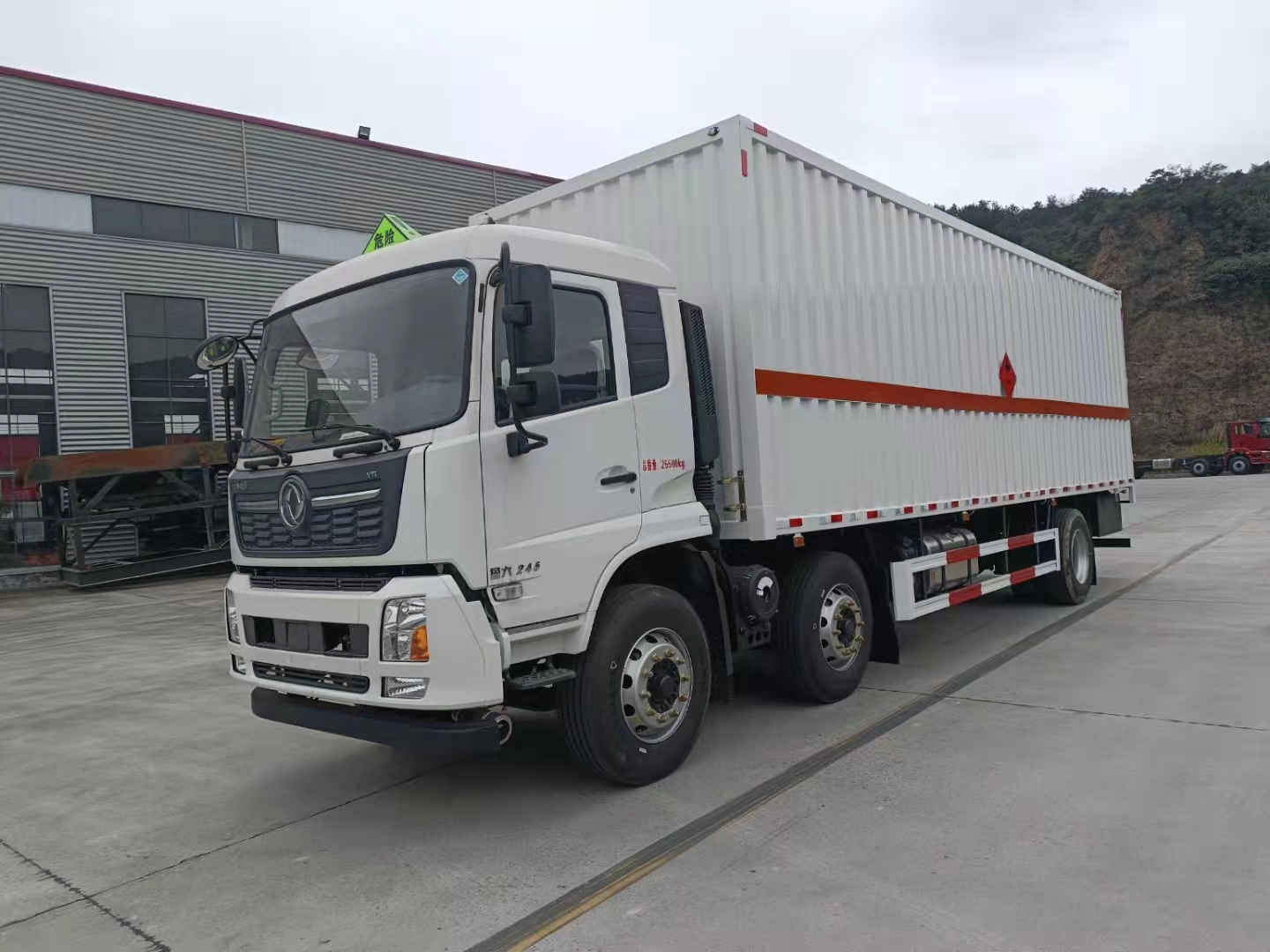 東風(fēng)天錦三軸帶三開側(cè)門瓦楞板危險(xiǎn)品車