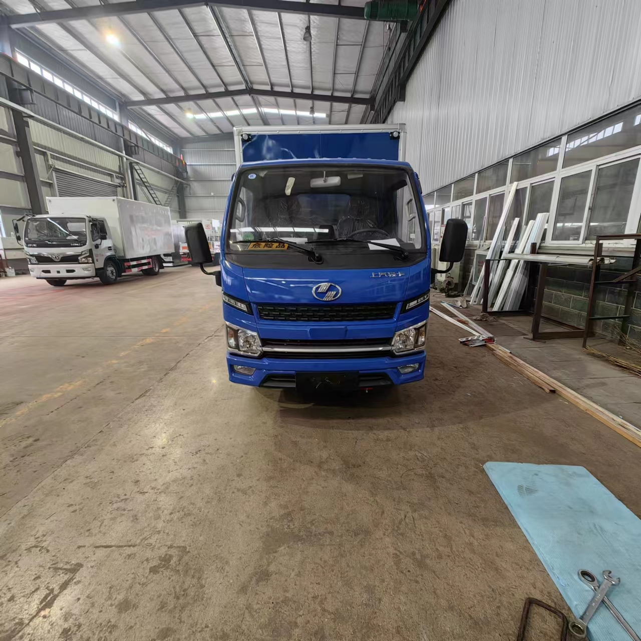 躍進S80整車藍色易燃氣體廂式運輸車