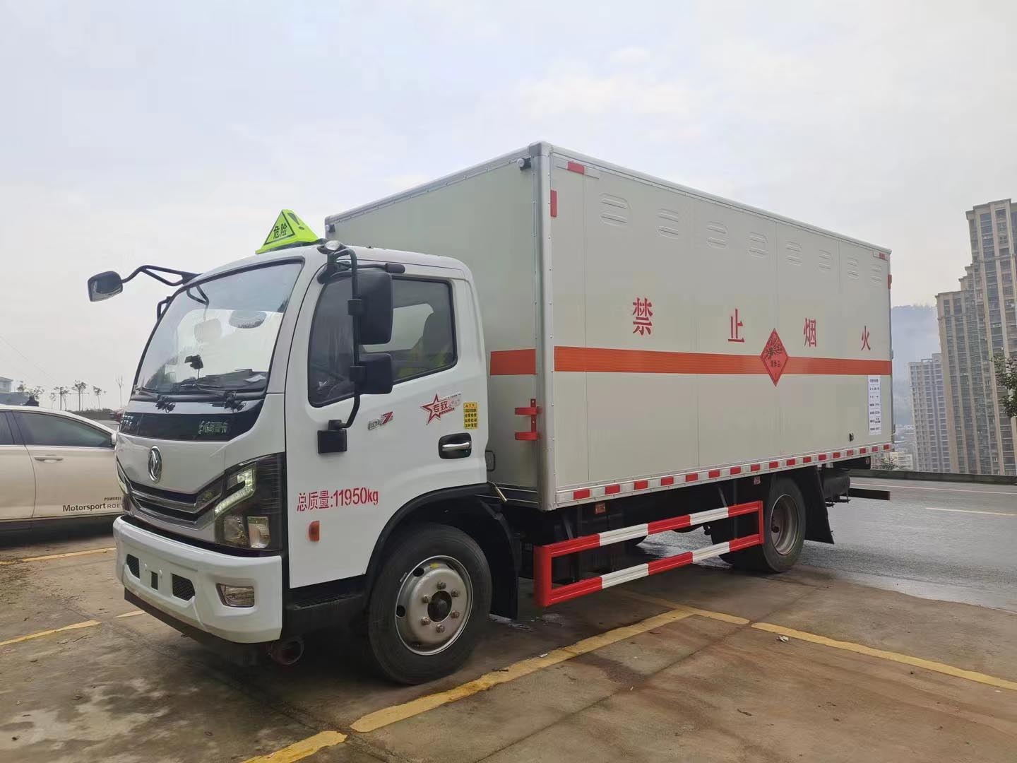 東風大多利卡帶前開側門危險品車