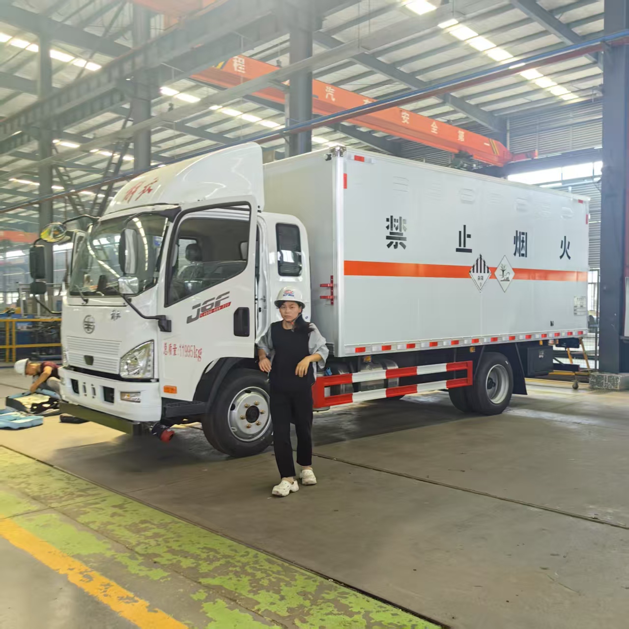 解放J6F國六排半雜項危險品車