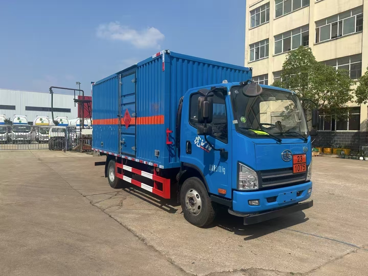 解放虎V國六藍色瓦楞板危險品車