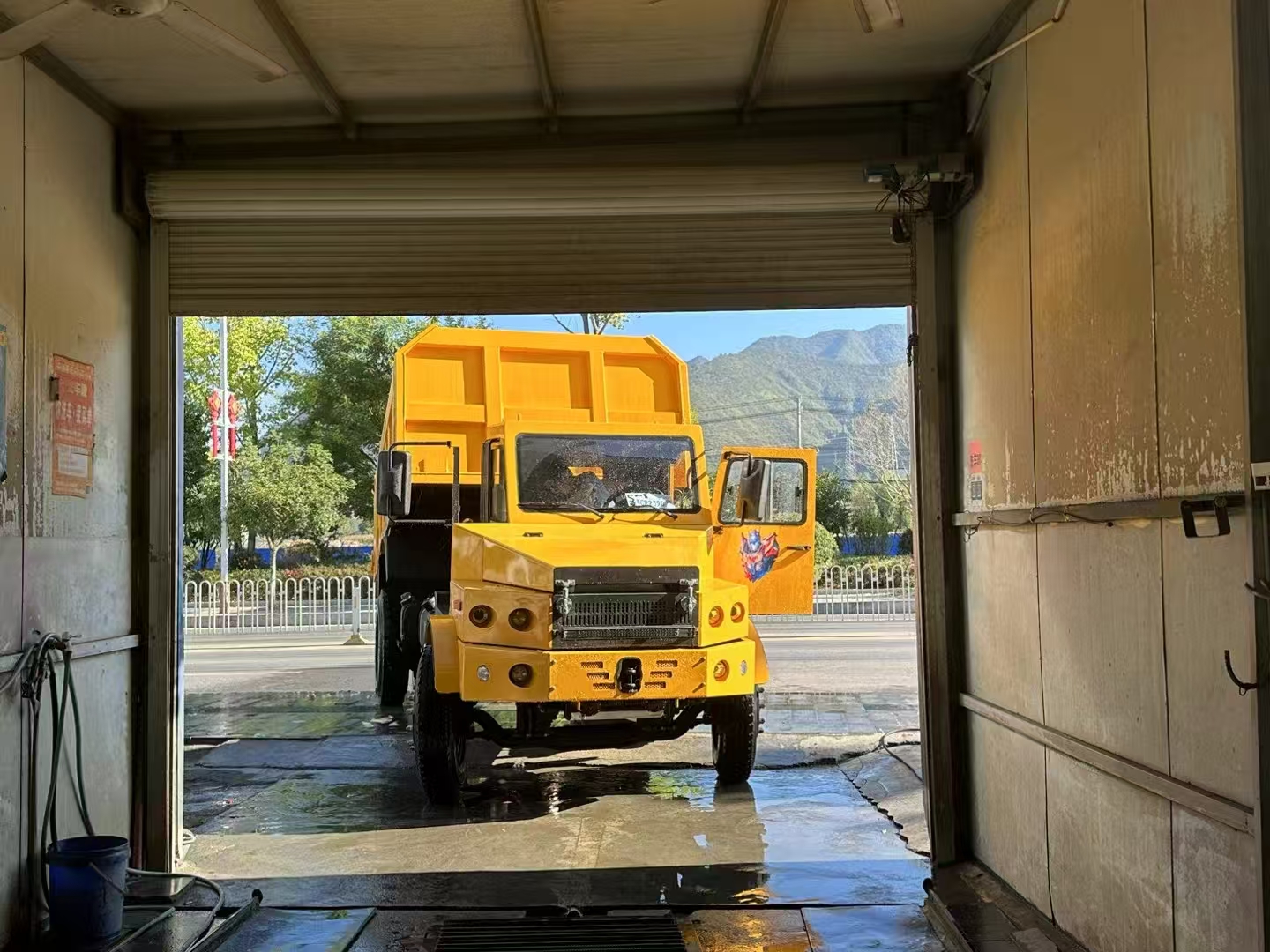 帶礦安標識自卸車