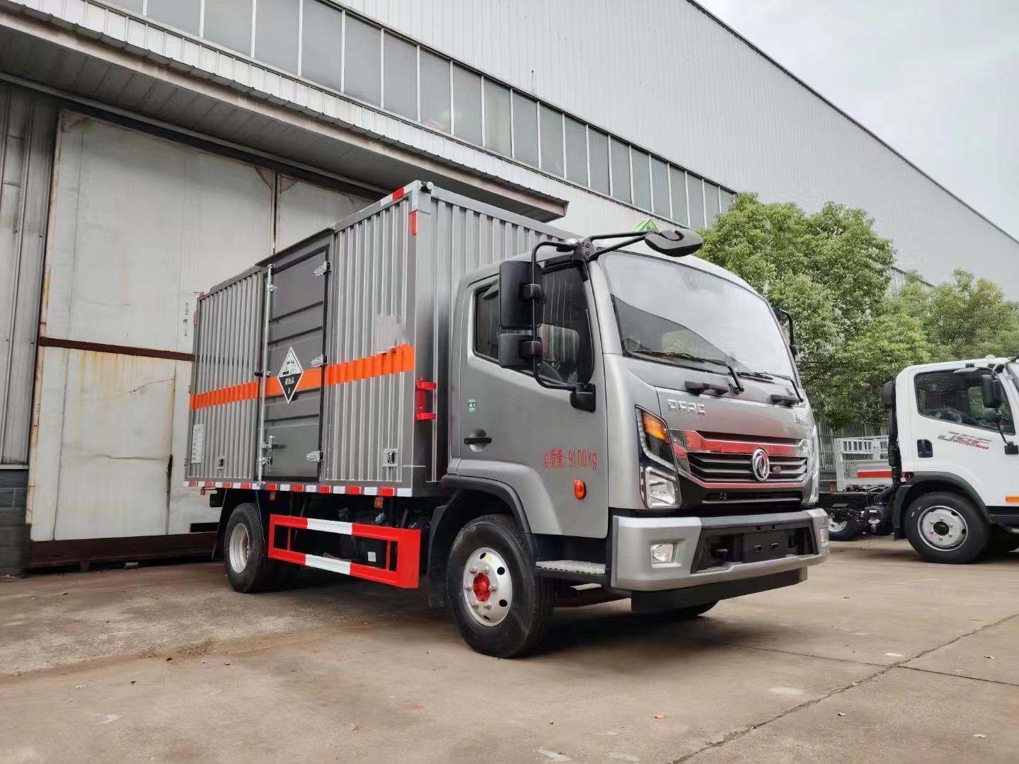 東風凱普特國六銀色腐蝕品廂式運輸車