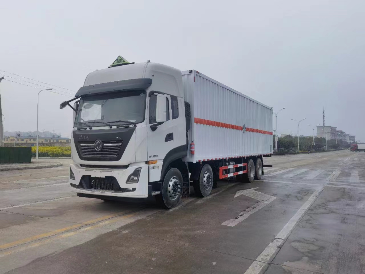 東風(fēng)天龍前四后八帶尾板國六雜項危險物品廂式運輸車