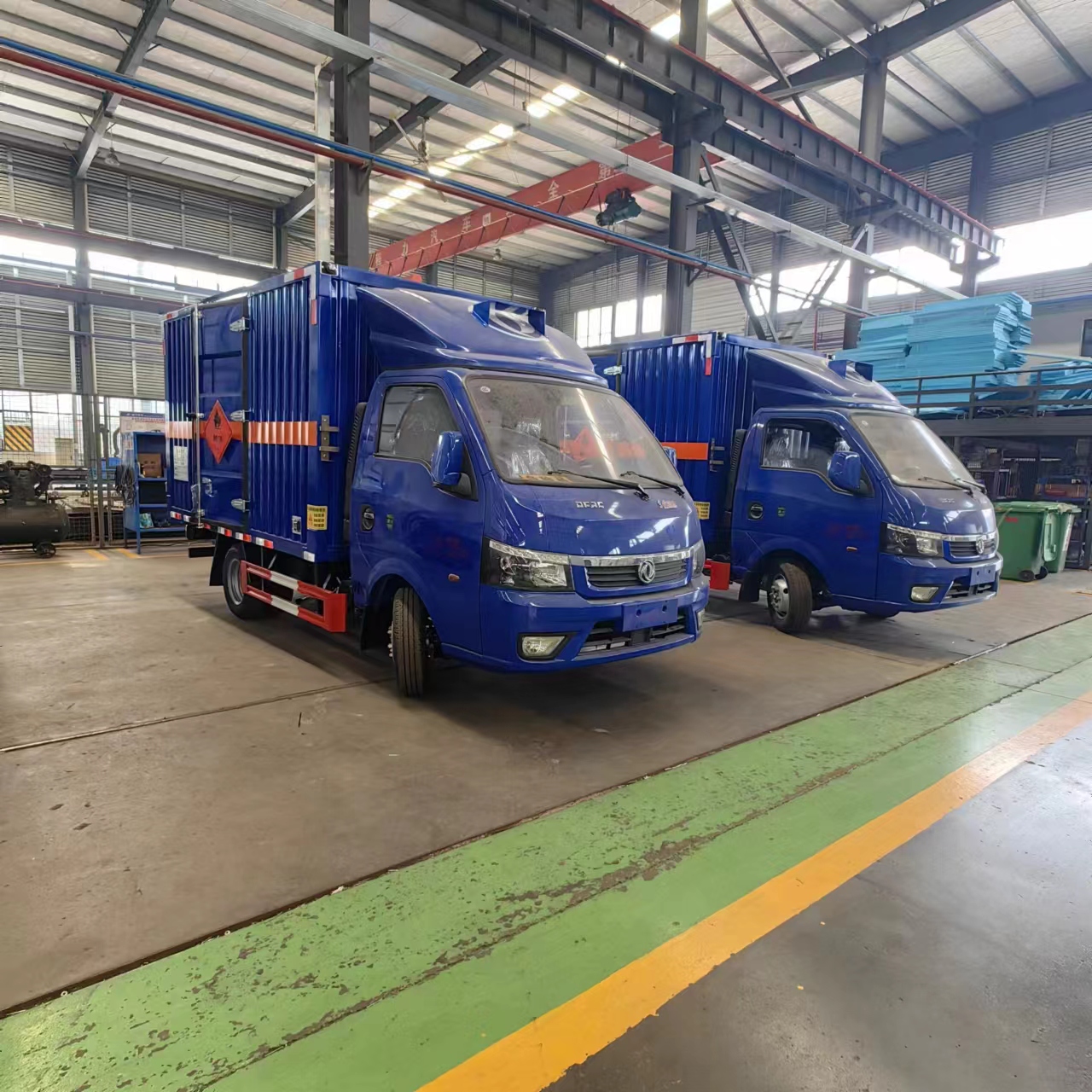 內蒙李總訂購東風途逸藍色二類危險品車