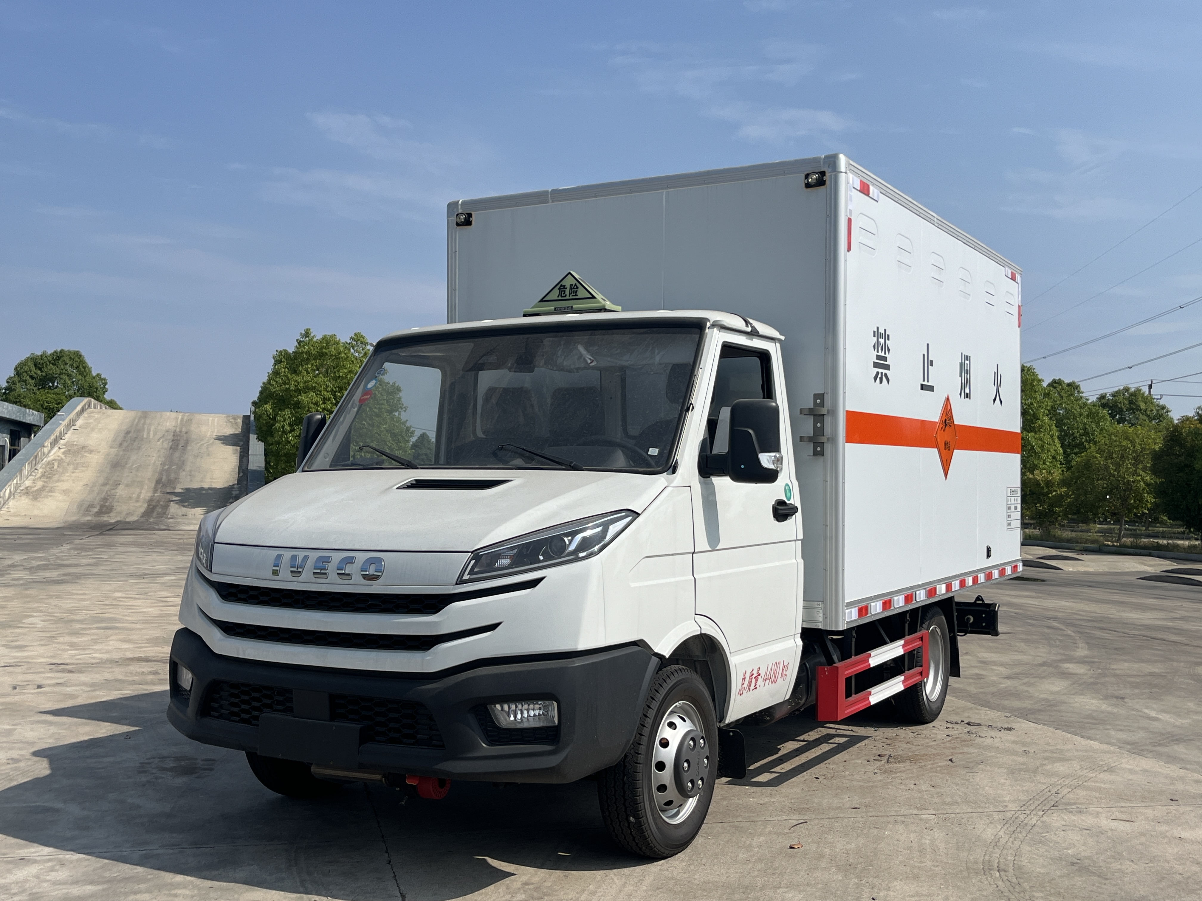 依維柯得意X45國(guó)六爆破器材箱式運(yùn)輸車