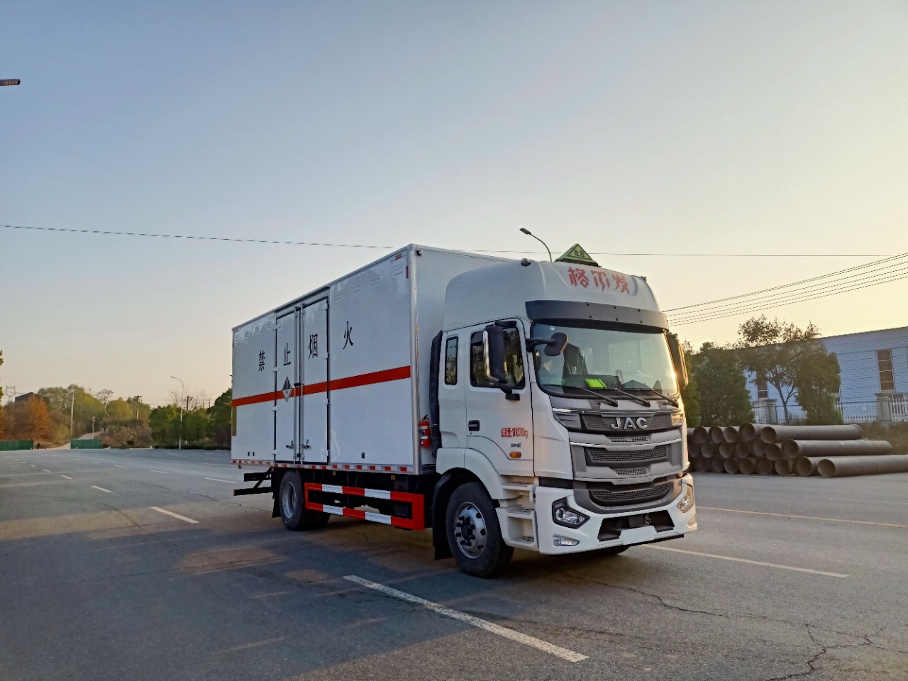 江淮格爾發(fā)6米8國六化學物品運輸車