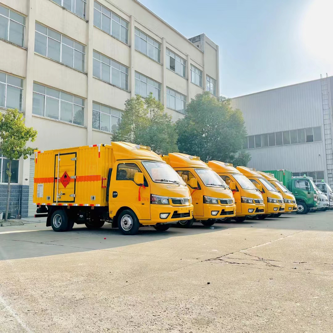 東風途逸國六瓦楞板危險品車批量發車