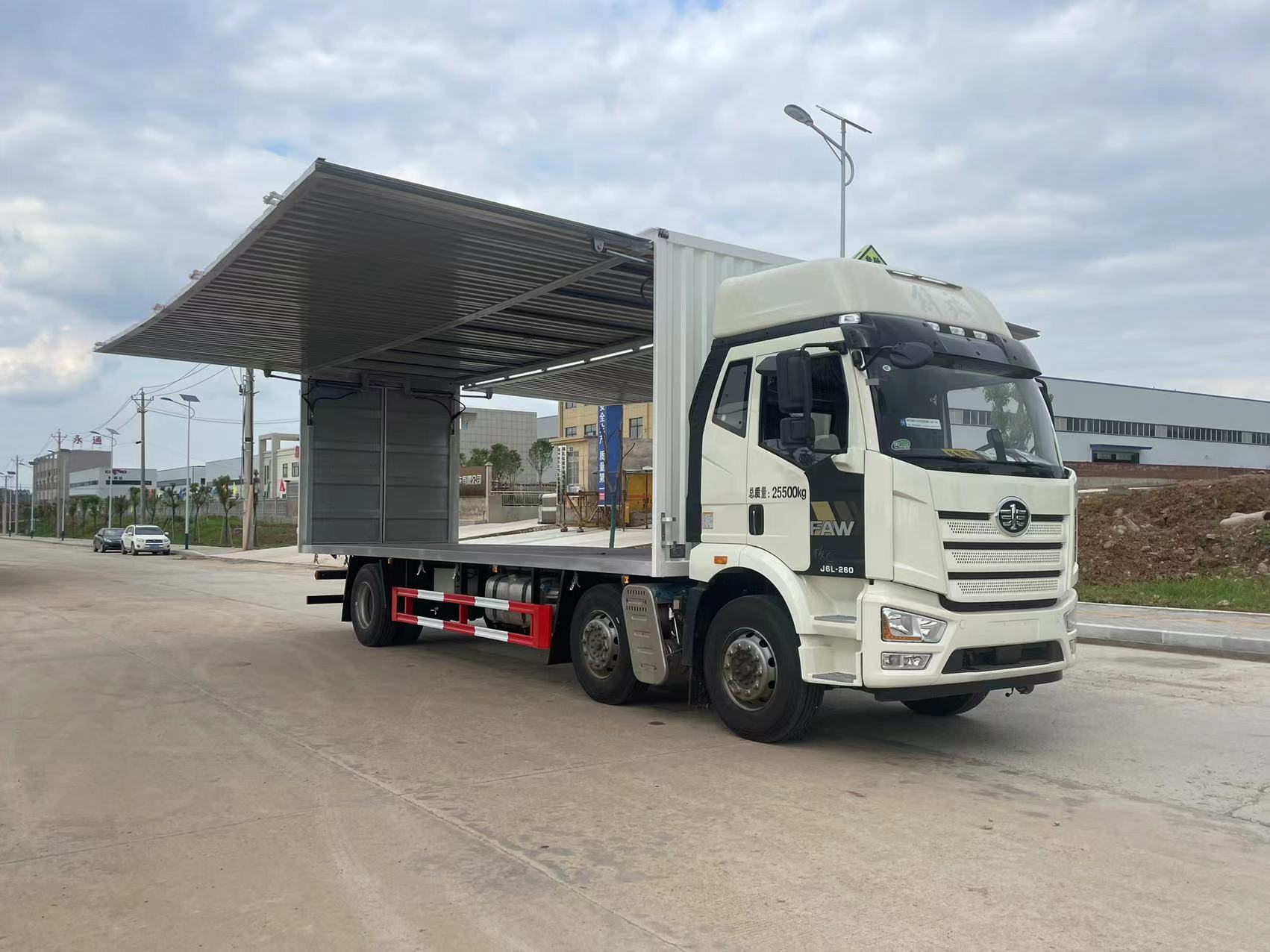 解放三軸翼展危險品車
