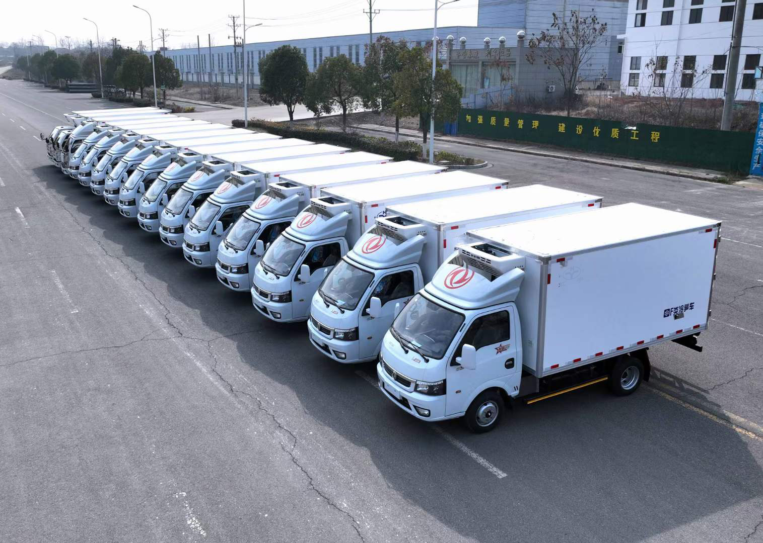 東風途逸國六冷藏車批量發車