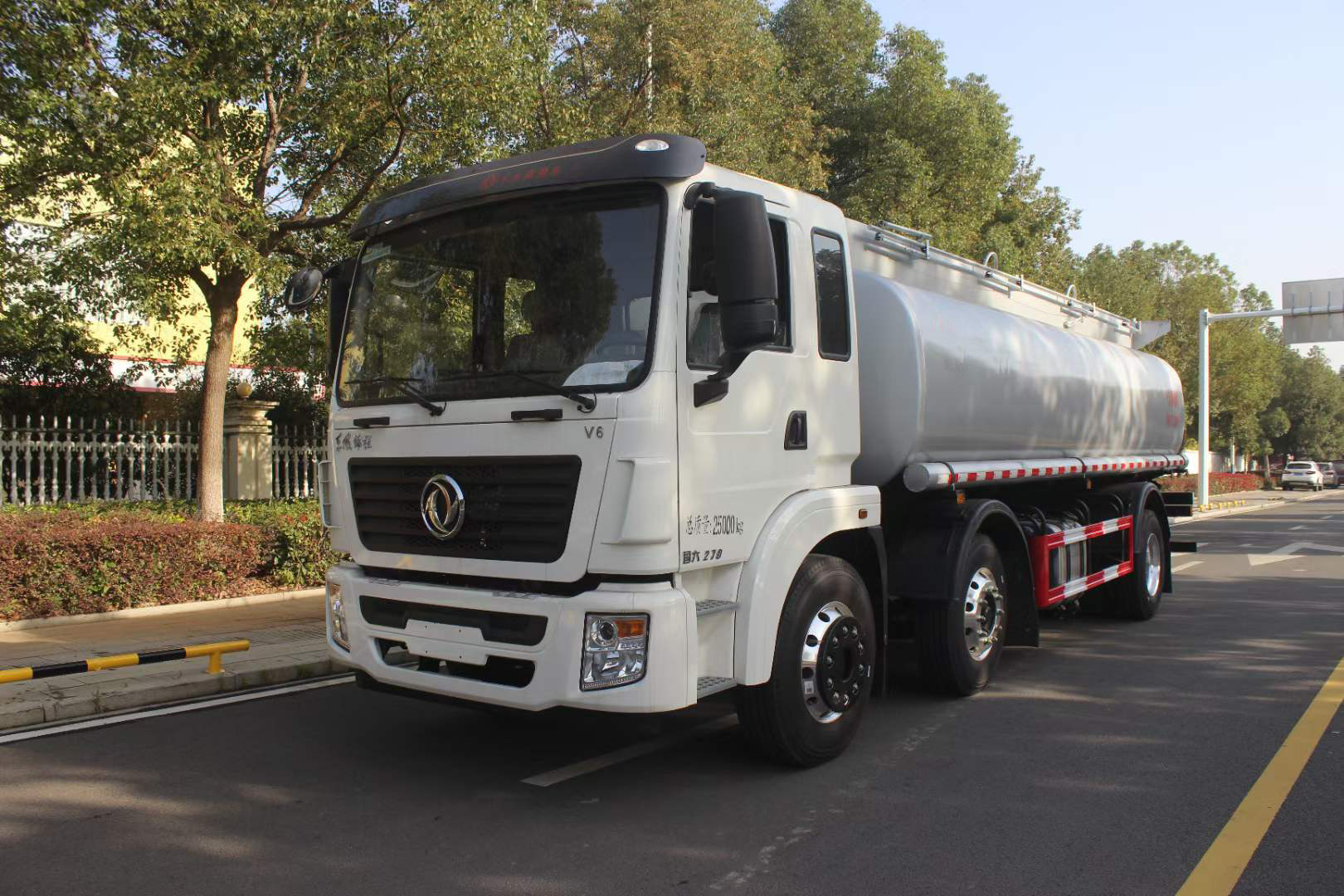 東風(fēng)錦程V6三軸國六普通液體罐式車