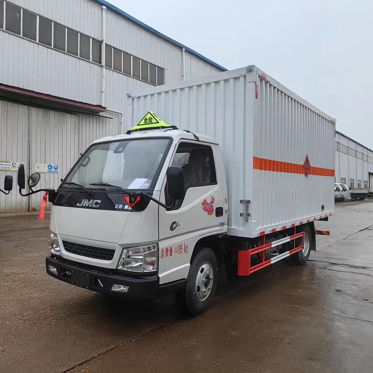 江鈴國六帶一個雙側(cè)門危險品車