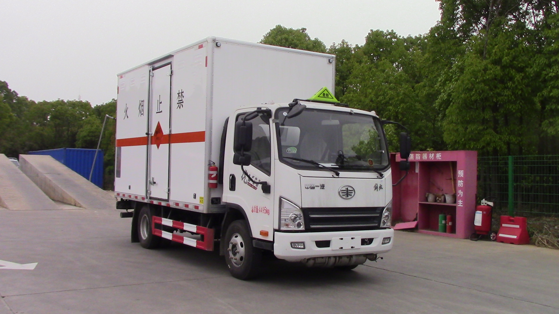 解放虎V國(guó)六2.3米高藍(lán)牌危爆車